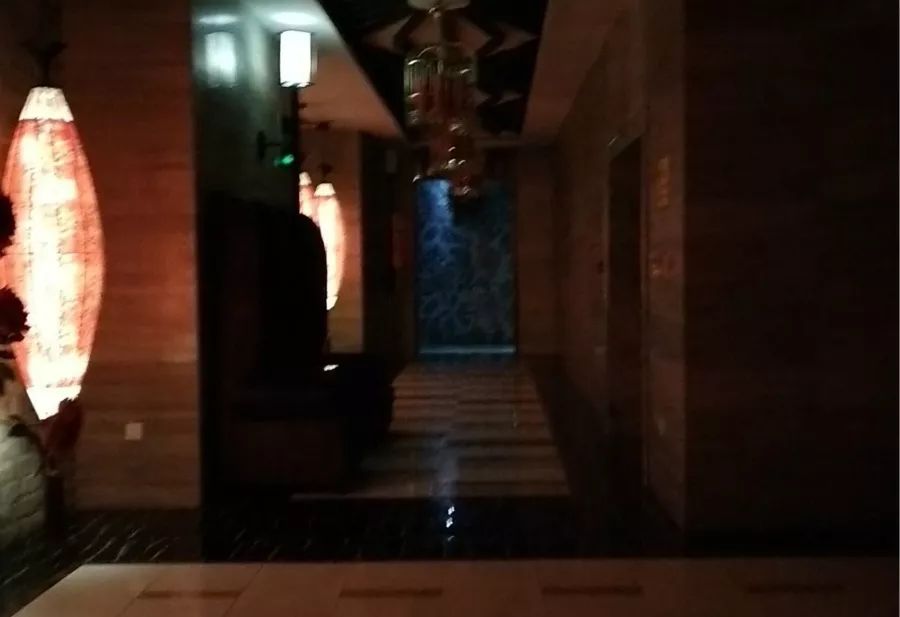 洗浴店女浴区现男子