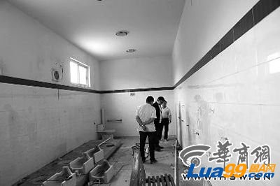 高校拟将公厕改造宿舍被吐槽