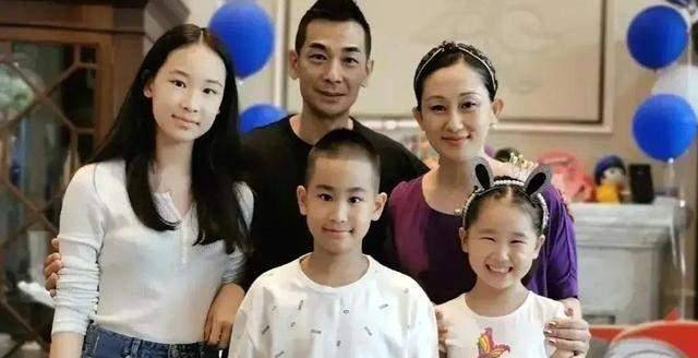 赵文卓女儿考上港大赵文卓的女儿赵子琪成功考上了香港大学。赵文卓在接受采访时透露了这一消息，并表示女儿非常努力，终于实现了自己的梦想。他还提到女儿非常独立，从选校到备考全程自主完成，展现出了很强的自主能力。